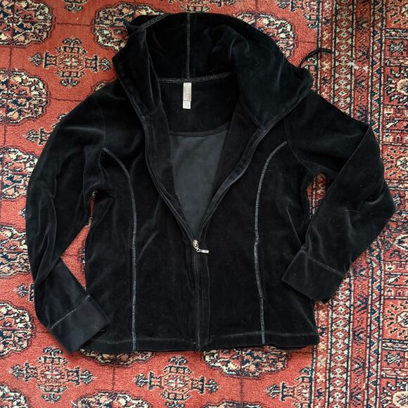 White Stag Women's Black Velour 2-Pc. Track Suit in Immaculate Condition - Picture 4 of 10